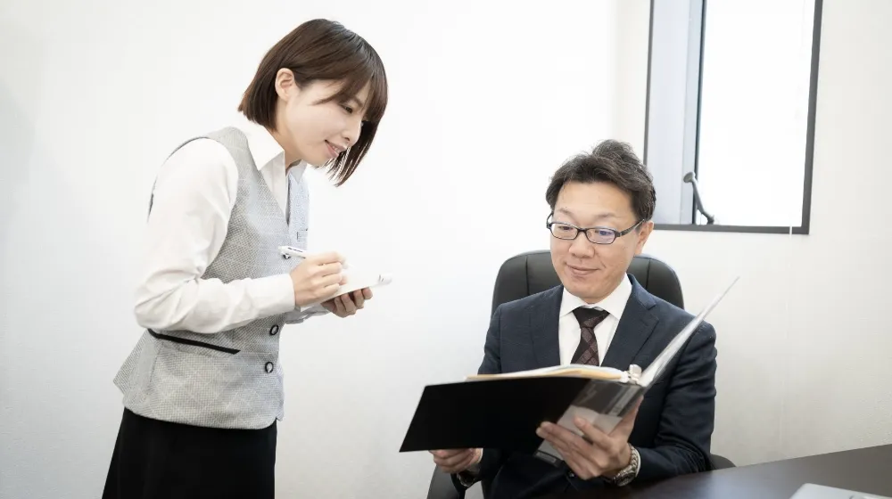 笑顔で働くスタッフの様子