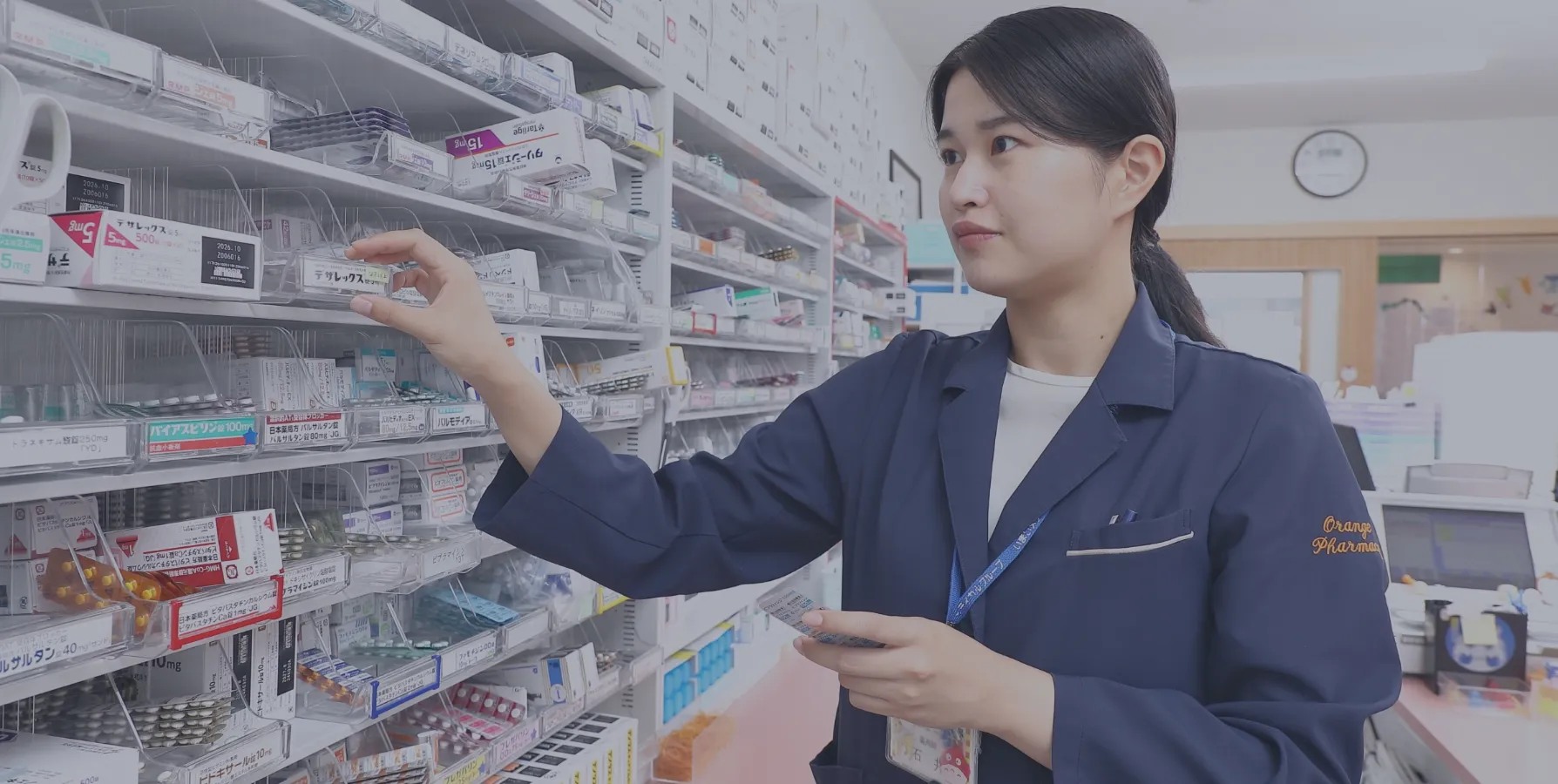 薬を選定してる女性