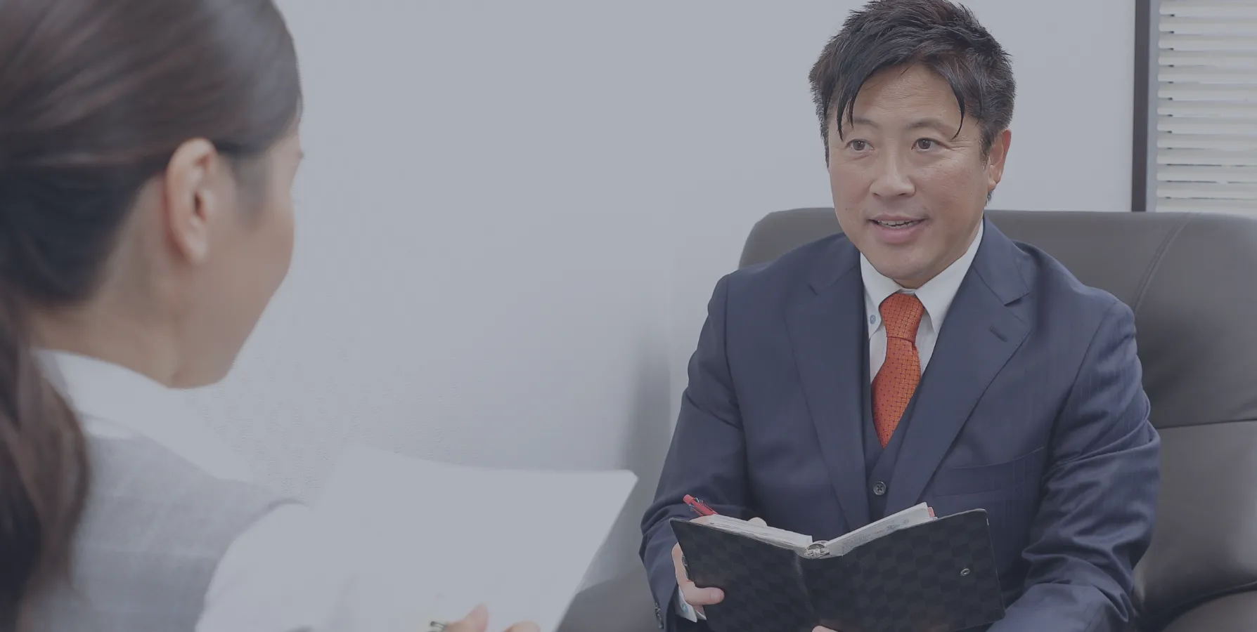 ミーティングをしてる女性と男性